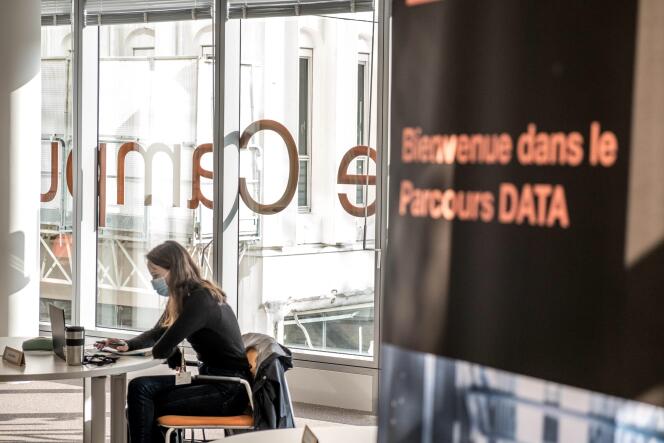 “En una década, la proporción de aprendices matriculados en educación superior aumentó de apenas el 28 % de la fuerza laboral general a fines de 2011, a más del 57 % a fines de 2021”.  En el centro de formación de aprendices de Orange (Vaucluse), en 2020, que forma a jóvenes en cursos relacionados con la ciberseguridad, la nube o el análisis de datos.