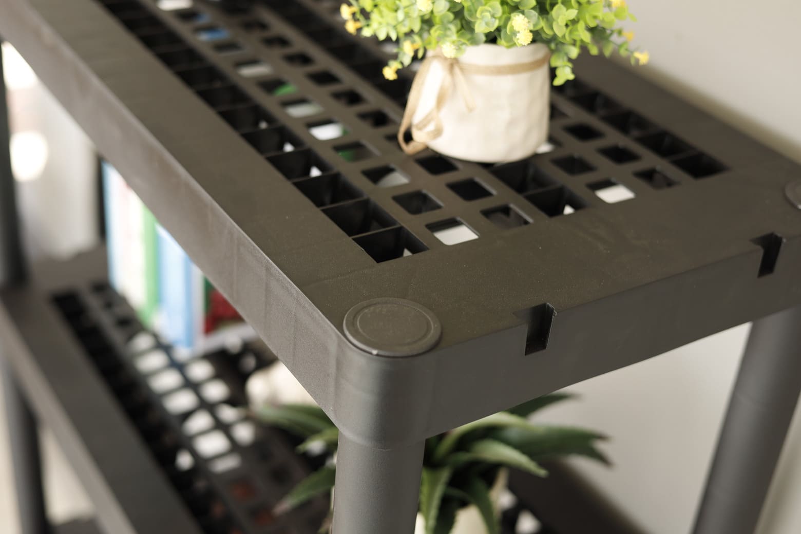 Sanchia: estantes de plástico para espacios modernos en Guatemala